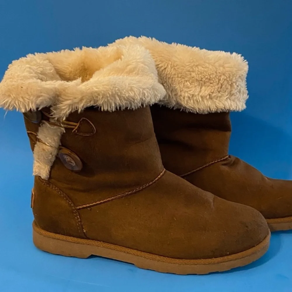 Makalu‎ Boots Women’s Size 7.5 Brown Pull On Faux Fur Lining Button